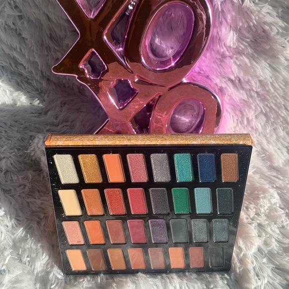 Wet and wild eyeshadow pallet - Picture 2 of 3